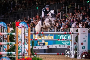 Jack Whitaker wins the Longines Christmas Cracker